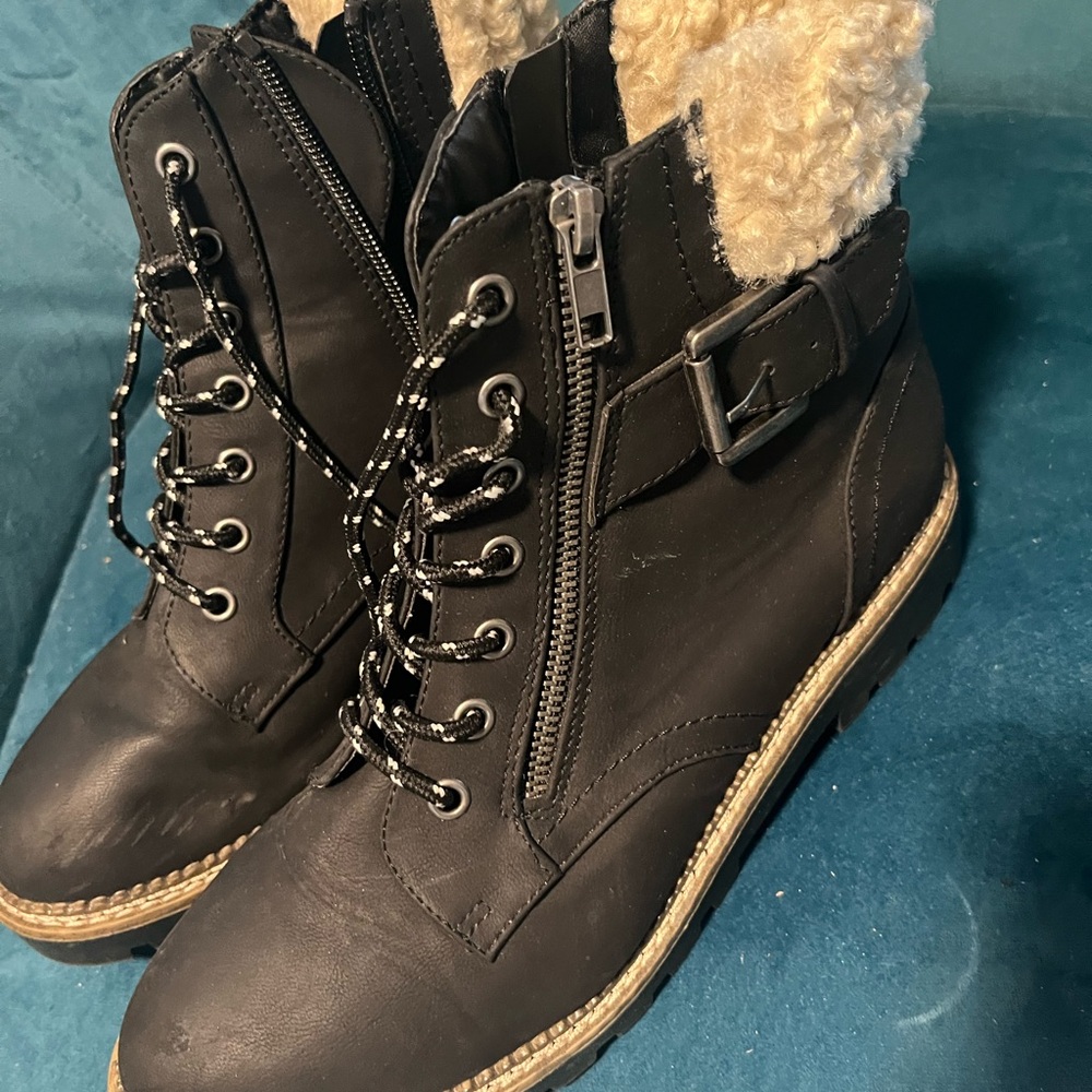 Leather hiking boots with Sherpa trim